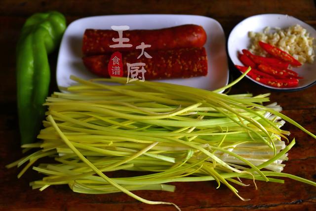 蒜苗炒香肠这样做，好吃又下饭，美味很简单，上桌就抢光