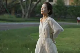 秋天第一条连衣裙怎么选？试试这几种风格，显瘦不容易撞款图片