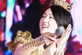 杨钰莹演唱会歌曲展播之成都《心雨》，万人大合唱让玉女感动不已视频封面