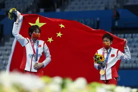 东京奥运会结束倒计时，领奖服又出圈！网友：左边logo，右边国旗图片