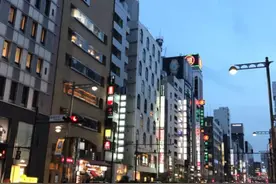 日本作为一个发达国家，为何当地老人还要工作加班？是太穷了吗？图片