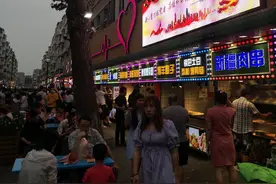 长春桂林路美食步行街确实火爆，想吃美食的可以逛一逛图片