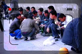 现在社会上，为什么许多收入不高的人，都特别关心国际大事呢？图片