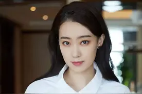 张小斐成名前黑料被扒，曾把裤子穿反了，网友：咱妈的时尚你不懂图片