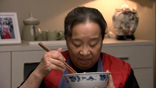 《双面胶》：被家暴的胡丽鹃很悲惨？亚平妈才是全剧最可怜的女人