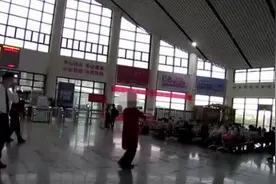 醉酒男子车站摘口罩又跳舞又吟诗，被强制带离……图片