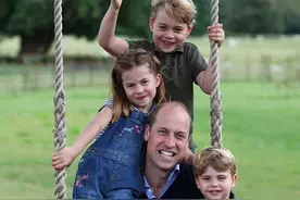 威廉王子双喜盈门，和三娃草地尽情玩耍，小王子公主衣服都不过百图片