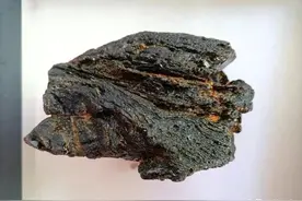 花300元买了块石头，意外得到一块天价玻璃陨石图片