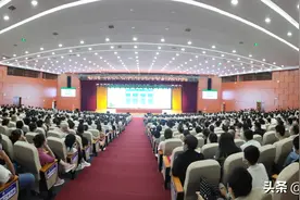 商丘市第一中学召开2020—2021学年家长学校开学典礼暨牛超校长报告会图片