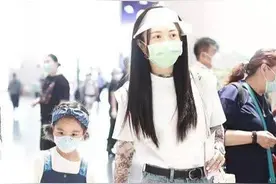 包文婧母女出街，8岁女儿头绑发带像小贵妇，走路潇洒气场比妈强图片