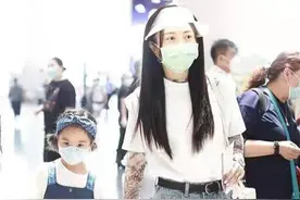包文婧母女出街，8岁女儿头绑发带像小贵妇，走路潇洒气场比妈强图片