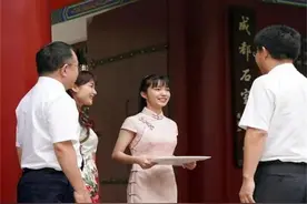 北大首份通知书“已签收”，女主才华与颜值辉映，学院或迎新校花图片