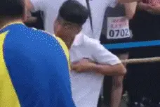 十七张搞笑GIF。拔河时请不要看我的表情，可能会让笑到你喷饭。图片