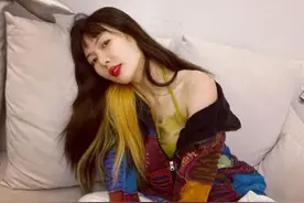 “小野马”泫雅晒性感自拍，躺床上穿吊带露香肩，眼神魅惑太撩人图片