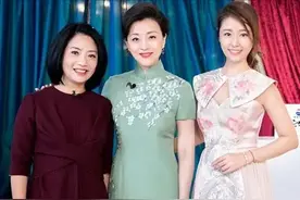 杨澜和林心如同框，两人同穿旗袍却各有风情，看着不像只相差8岁图片