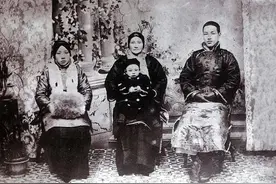 丫鬟给少爷洗脚，少爷看了她的脚后说：嫁我，后生下一子家喻户晓图片