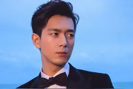 追星女孩个签文案：我知他遥远如月亮 但又好贴近我心脏图片