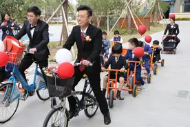 踩着单车接新娘，仪式结束后，新娘哭了图片