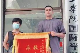 儿子骑车掉进磁湖，母亲去救双双被湖水淹没，湖北理工留学生跳湖救起母子图片