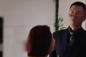 孙红雷车晓私下互动好亲密，被女方连锤几下胸口，脸上还都是笑容图片