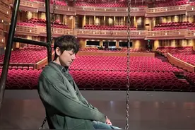 何炅谢娜深夜聚会喝酒，身旁摆十几个空酒瓶，黄磊忙着招呼友人图片