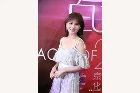 杨丞琳又走“甜美风”，一袭浅绿色吊带裙温柔优雅，减龄又时髦图片