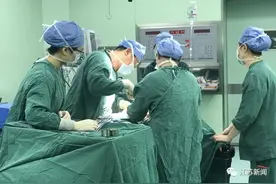 女子30年前隆胸，如今取出两坨东西，触目惊心！图片