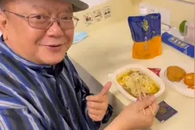 72岁王刚吃方便面太朴素？笑声爽朗状态好，遭网友扒出一袋要42元图片
