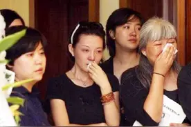 重温央视主持王欢追悼会，多人悼念，撒贝宁前女友经纬失声痛哭！视频封面
