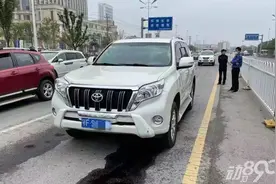 事发光彩路口！丰田霸道汽油流洒一路.......图片