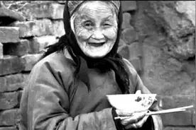 以前的女人，家里来客从不上桌吃饭图片