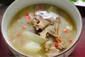 一鸽胜三鸡，鸽子要常吃，学会这样炖汤，肉质鲜嫩，营养不流失图片