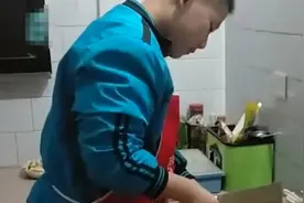 12岁男孩独自做9菜1汤年夜饭，网友：这样的孩子给我来一打图片