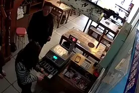 这男子在姜堰干了龌龊事，已被监控拍下，看到他请立即报警图片