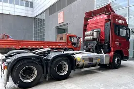 解决续航里程焦虑，侧置双气瓶，实拍陕汽德龙X3000 LNG牵引车图片