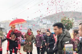 农村20几岁帅小伙结婚，按习俗完成进门礼仪，你见过这样的场面吗视频封面