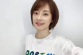 37岁孙俪晒对镜自拍，失去滤镜后皮肤状态真实，看清腿围我酸了图片