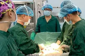 百岁老人肠子被肿瘤堵住 医生妙手解困局转危为安图片