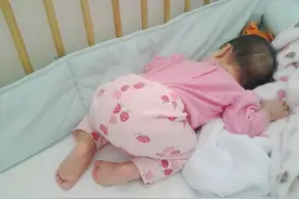 新晋宝妈晒宝宝搞怪睡姿照，朋友评论：孩子有问题，快带去检查下图片
