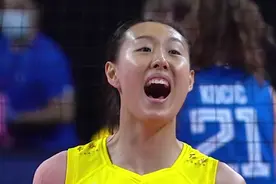 罕见大失误！中国女排副攻发球砸在队友头上，遭到央视解说员调侃图片