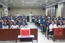 阜阳十九中校园里，感人的一幕幕，都是为了他图片