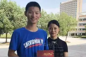 王恒杰：高考后跪地谢母，放弃985名校图片