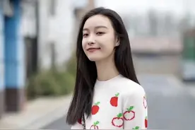 倪妮春日私服绝了！“苹果衫”搭牛仔裤清新又甜美，31岁美成18岁图片