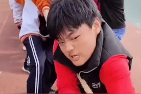 学生参加拔河比赛，老师临场说了一句话，学生扭转局面取得了胜利图片