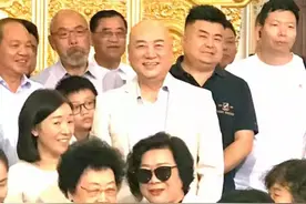 迟重瑞罕见陪妻现身，80岁富婆珠光宝气，一头黑发比68岁的他年轻图片