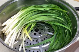 吃不完的韭菜不要直接放冰箱，教你1个小妙招，放一个月都新鲜图片