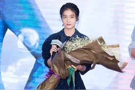 张雪迎戴墨镜霸气满满，穿小裙子大长腿够抢镜图片