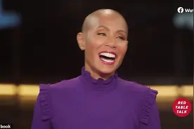 威尔·史密斯50岁爱妻和20岁千金，剃了同款光头，都曾想臀部整形图片