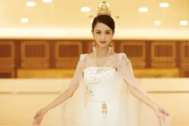 佟丽娅出席活动，穿基础款T恤配半裙被赞年轻，状态太好不似37岁图片