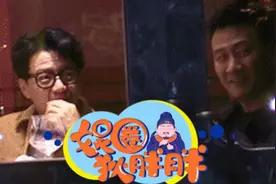 胡军与段奕宏私下聚会，疑被女服务员讲悄悄话，满脸通红好害羞？图片